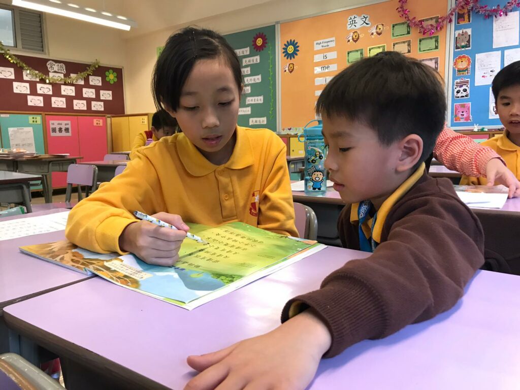 中文小博士教導一年級學生朗讀字詞及課文,盡顯互助互愛的手足情。