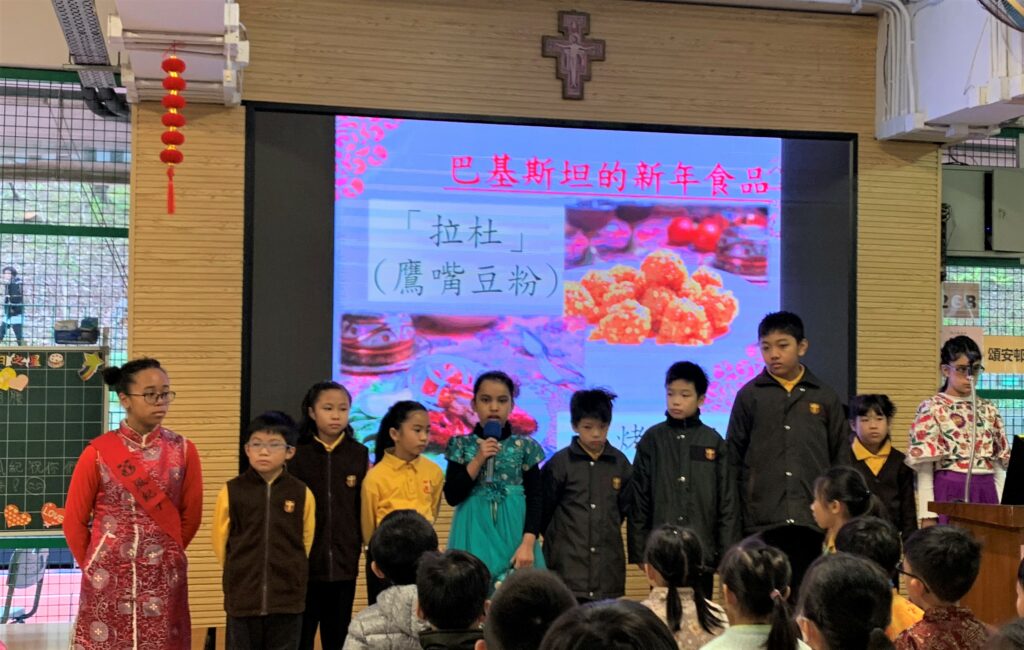 非華語學生在學科綜合活動日介紹他們國家的新年食品,大家都感到新奇有趣呢﹗
