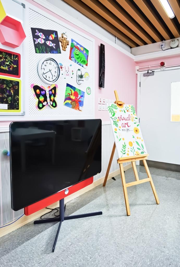 校園內多個位置陳展學生作品,提升學校藝術氛圍。