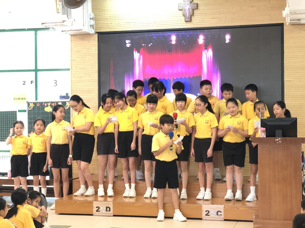 學生參與《聖若瑟好聲音》活動時熱情地進行大合唱。