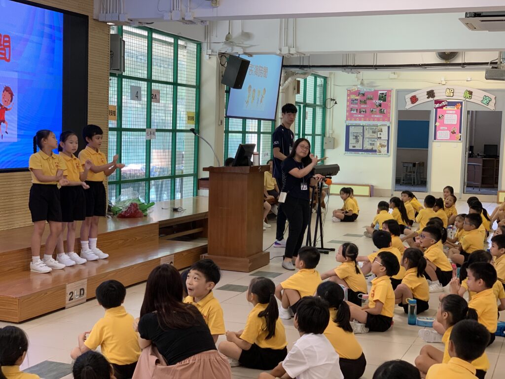 學生投入參與音樂活動,跟隨教師於歌曲中加入舞蹈和動作