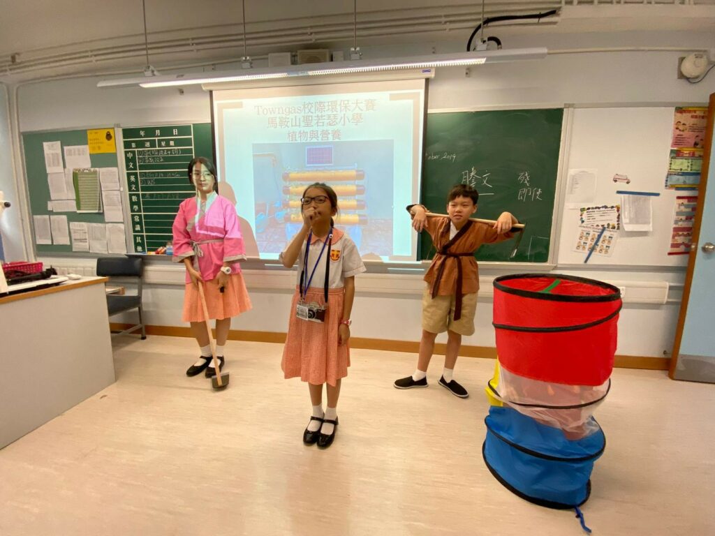 學生努力地為比賽進行排練