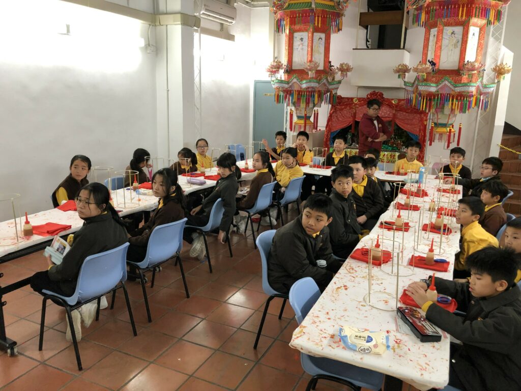 參與由香港中文大學舉辦的傳承『動』起來:香港中小學中華文化課程設計與推廣計劃,相片中學生正在學習製作傳統花燈。