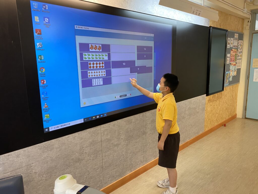 學生利用班房的新設備「電子黑板」學習數學。