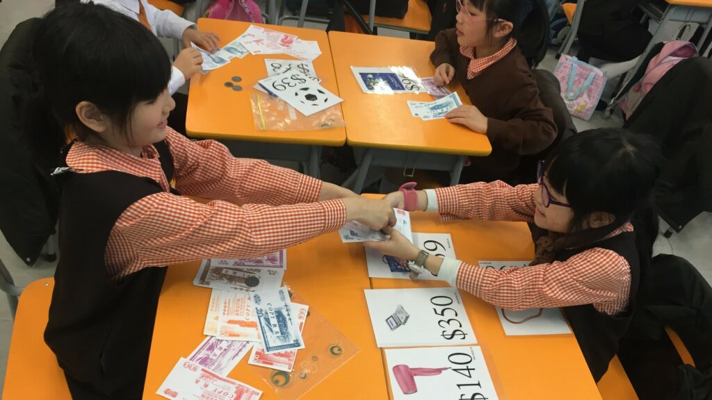 二年級學生進行「購物」活動。