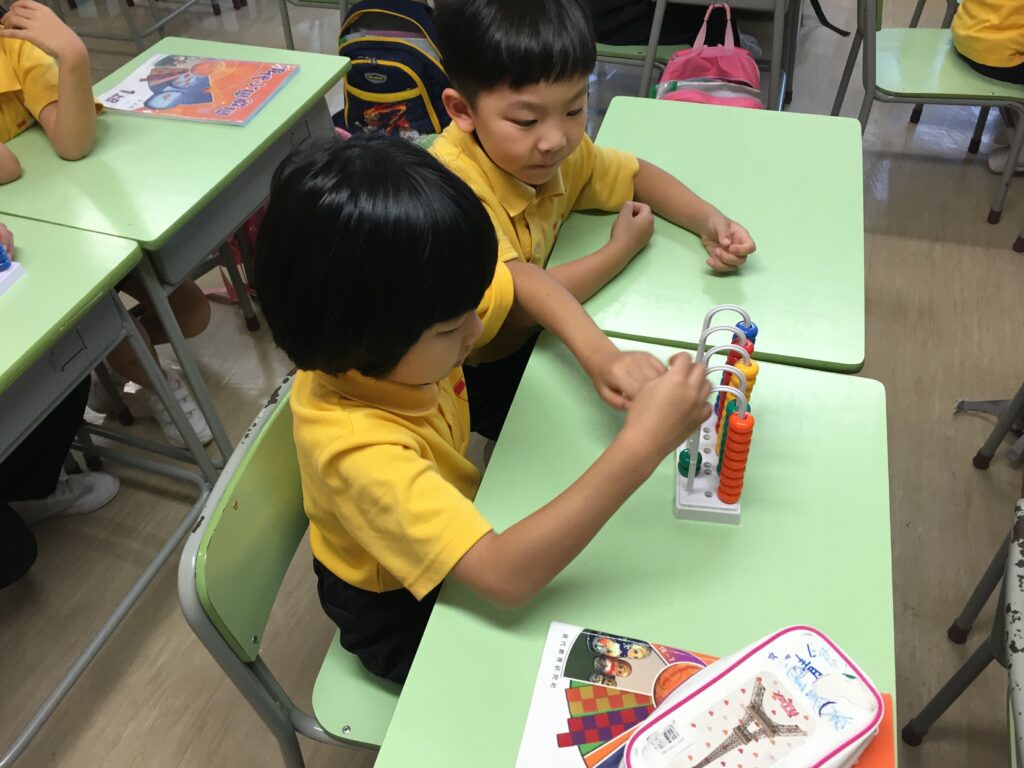 一年級學生利用算柱學習「個位和十位」。