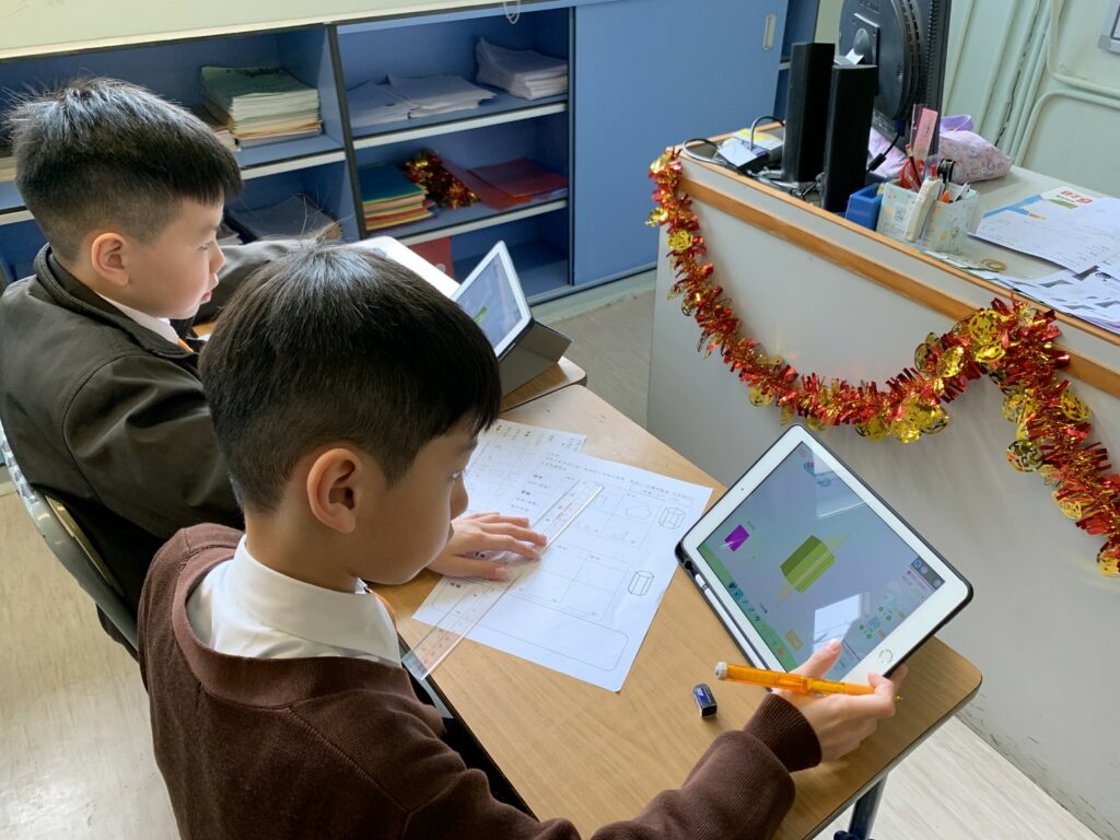 高年級同學利用「IPAD」協助學習數學。